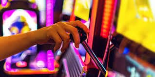Antarmuka Diamond Empire di p 200m menampilkan fitur bonus putaran gratis dan tombol kontrol yang intuitif