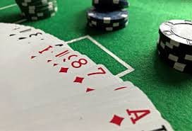 Antarmuka aplikasi mobile p 200m — poker Indonesia dengan streaming video HD dan tombol taruhan responsif
